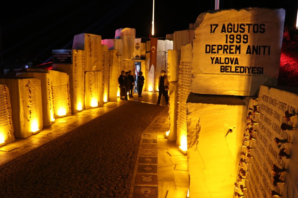 17 Ağustos depreminin 21. yılı: Hayatını kaybedenler törenle anıldı - 11