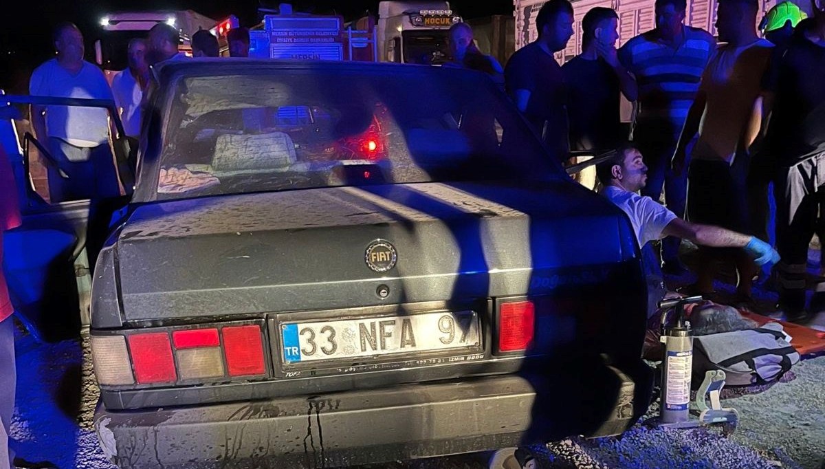 Otomobil önce yayaya ardından TIR'a çarptı: 2 ölü, 1 yaralı Otomobil önce yayaya ardından TIR'a çarptı: 2 ölü, 1 yaralı