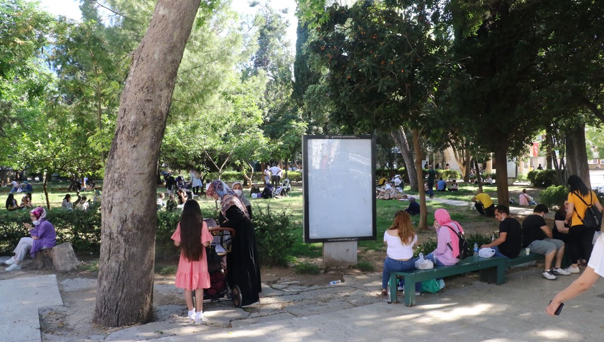 Lokantalar kapalı olunca cami bahçeleri açık hava lokantasına döndü