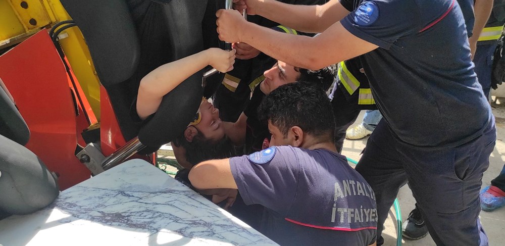 Lunaparkta oyuncak koparak düştü: Baş aşağı kurtarılmayı beklediler - 2