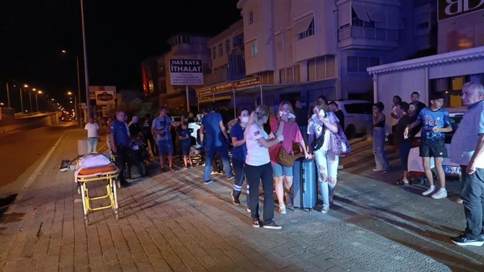 Antalya'da turistleri taşıyan midibüs kaza yaptı: Çok sayıda yaralı var - 1