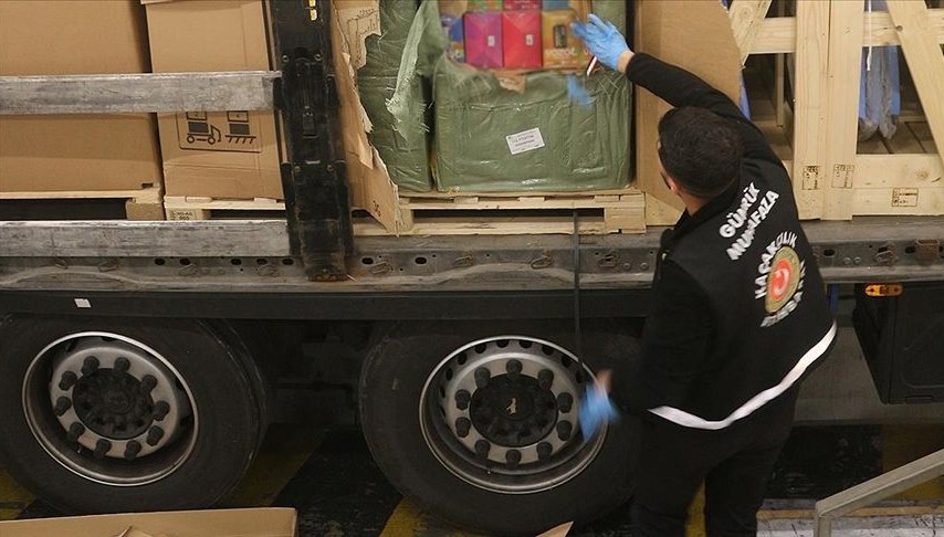 Kapıkule'de 16 bin 500 kaçak elektronik sigara ele geçirildi