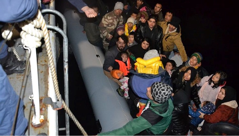 İzmir'de 104 düzensiz göçmen kurtarıldı