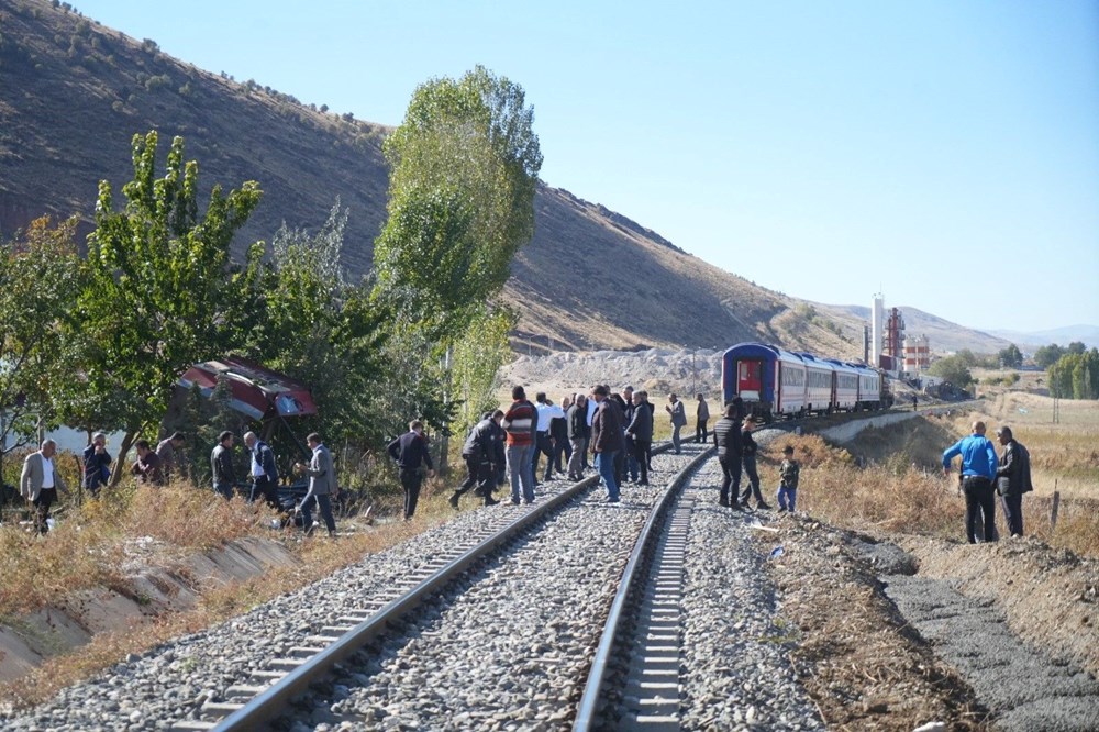 Yolcu treni beton pompasına çarptı: Ölü ve yaralılar var - 7