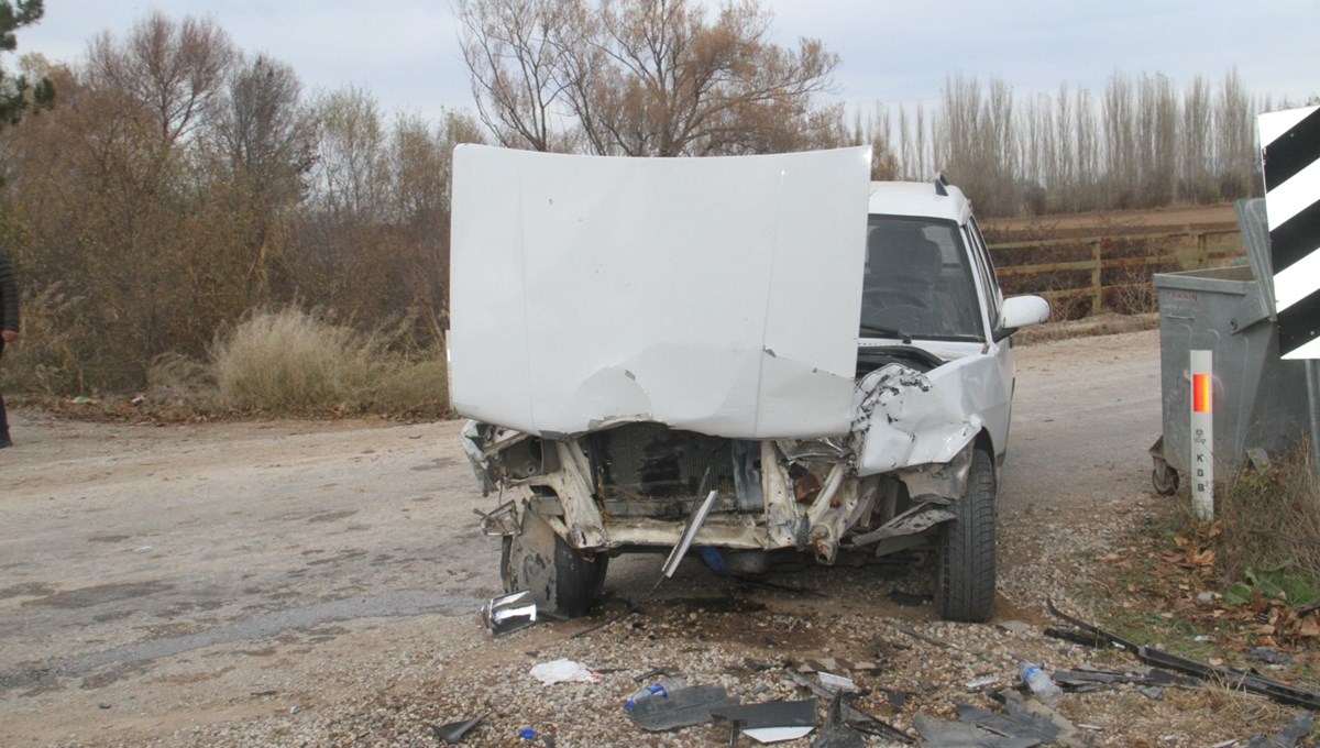 Kaza yapan otomobil dere yatağına düştü