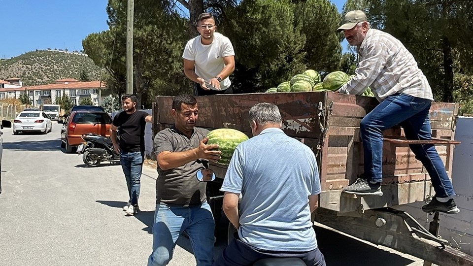 Tonlarca karpuzu satın alarak ücretsiz dağıttı - 1