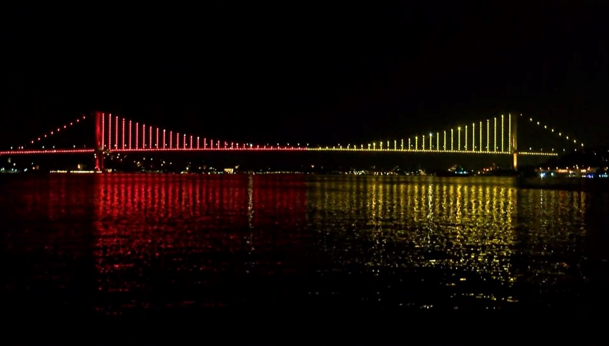 İstanbul'da köprüler sarı-kırmızı renklere büründü İstanbul'da köprüler sarı-kırmızı renklere büründü