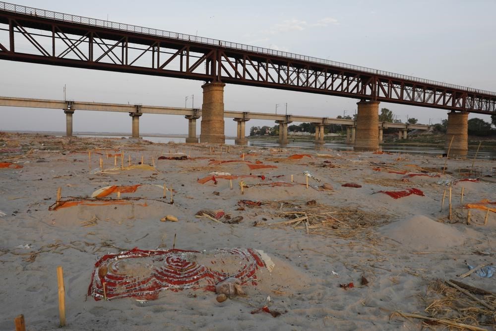 Hindistan’da yağmur, Ganj nehri kıyılarına gömülmüş yüzlerce ceseti ortaya çıkardı - 6