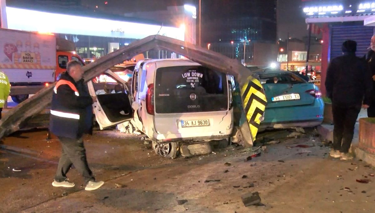 Kartal'da hafif ticari araç önce bariyere sonra taksiye çarptı: 1'i ağır 4 yaralı Kartal'da hafif ticari araç önce bariyere sonra taksiye çarptı: 1'i ağır 4 yaralı
