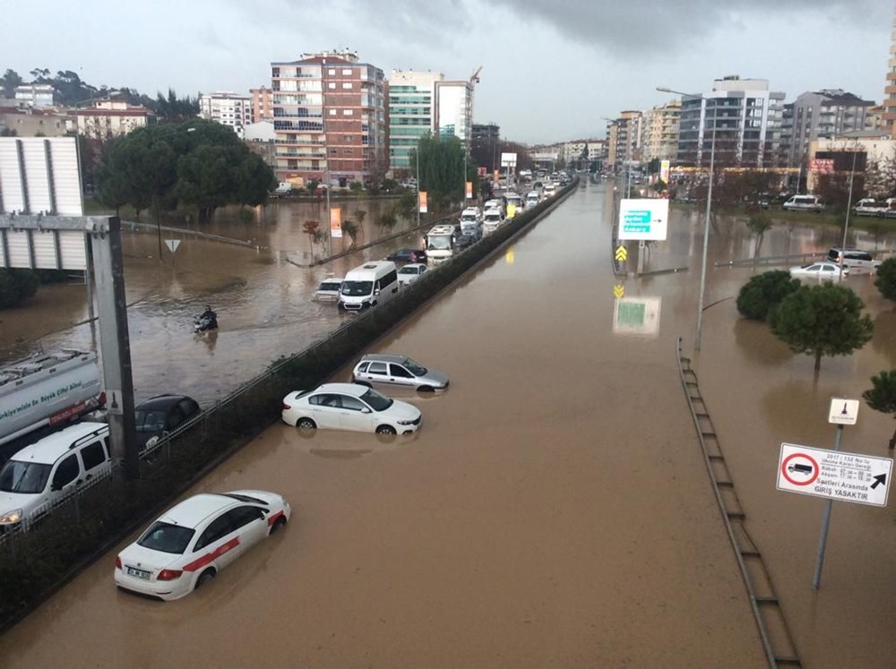 İzmir’i sel vurdu: Dereler taştı, araçlar sular altında kaldı - 3