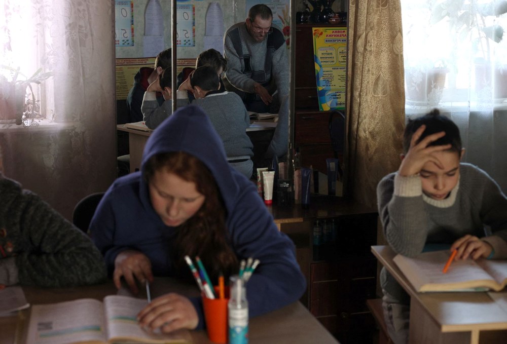 Ukraynalı öğretmen okul yıkılınca oturma odasını sınıfa çevirdi - 8