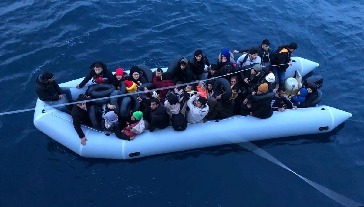 Çanakkale'de 351 kaçak göçmen yakalandı, 3 organizatör tutuklandı Çanakkale'de 351 kaçak göçmen yakalandı, 3 organizatör tutuklandı
