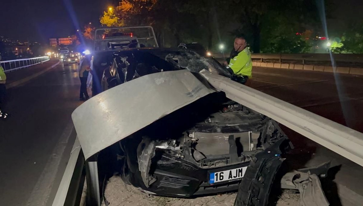 Kaza yaptığı otomobilini bırakıp kaçtı Kaza yaptığı otomobilini bırakıp kaçtı