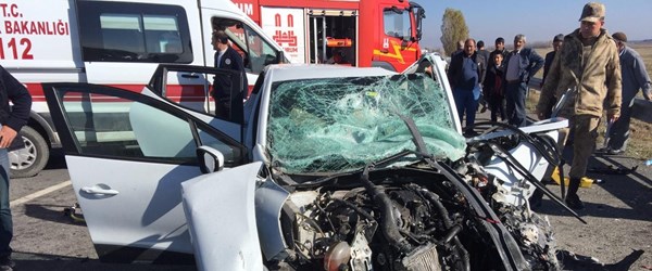 Erzurum'da otomobil TIR'la çarpıştı: 3 ölü, 1 yaralı