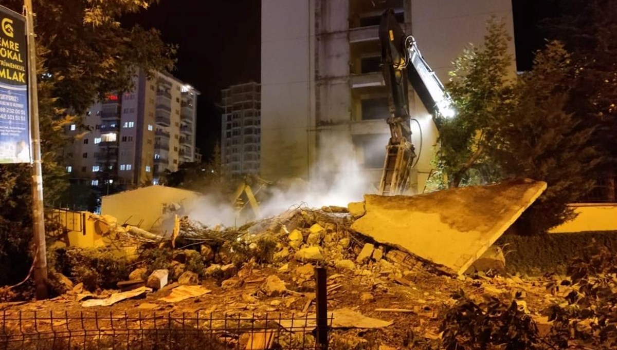 Yangın merdiveni yürüyüş yoluna devrildi Yangın merdiveni yürüyüş yoluna devrildi