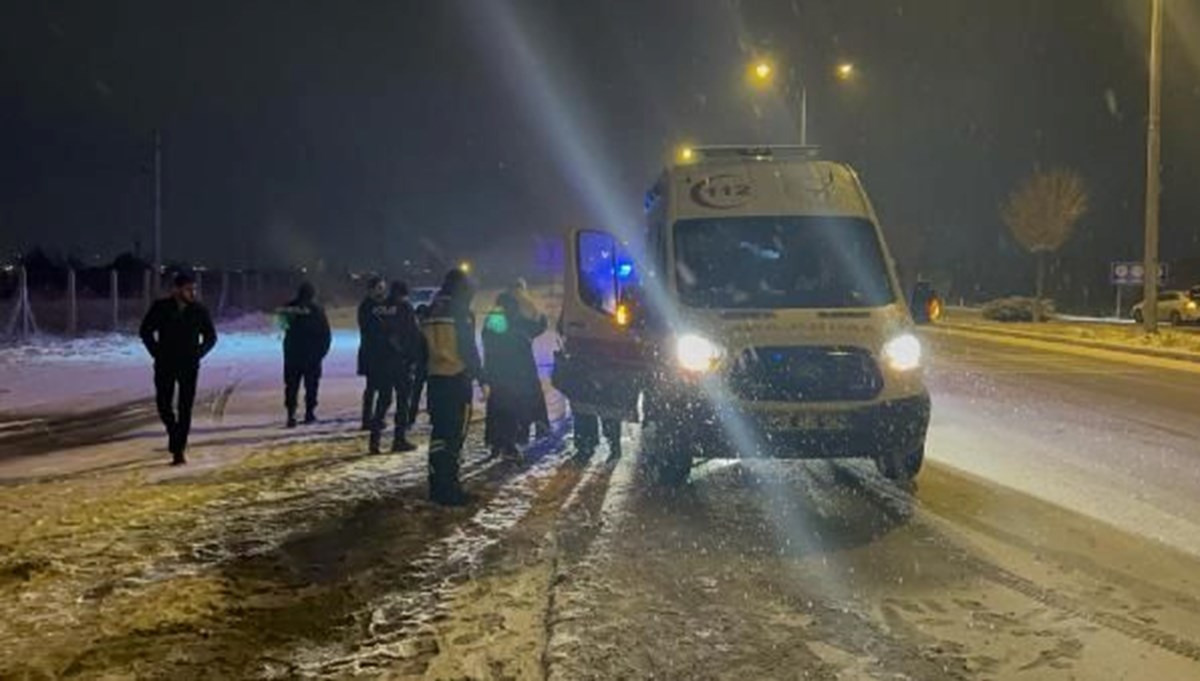 Otomobilin çarptığı aydınlatma direği devrildi: Polisler son anda kurtuldu Otomobilin çarptığı aydınlatma direği devrildi: Polisler son anda kurtuldu