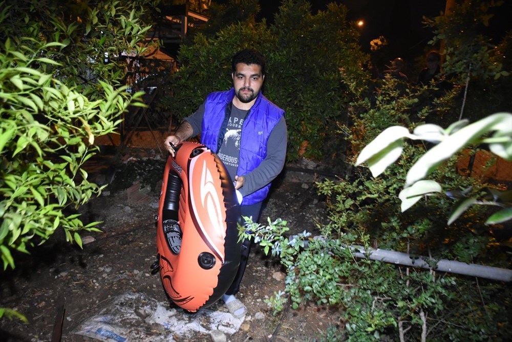 Bodrum�da kuyuya düşen kedi, ekiplerin kullandığı şişme botla