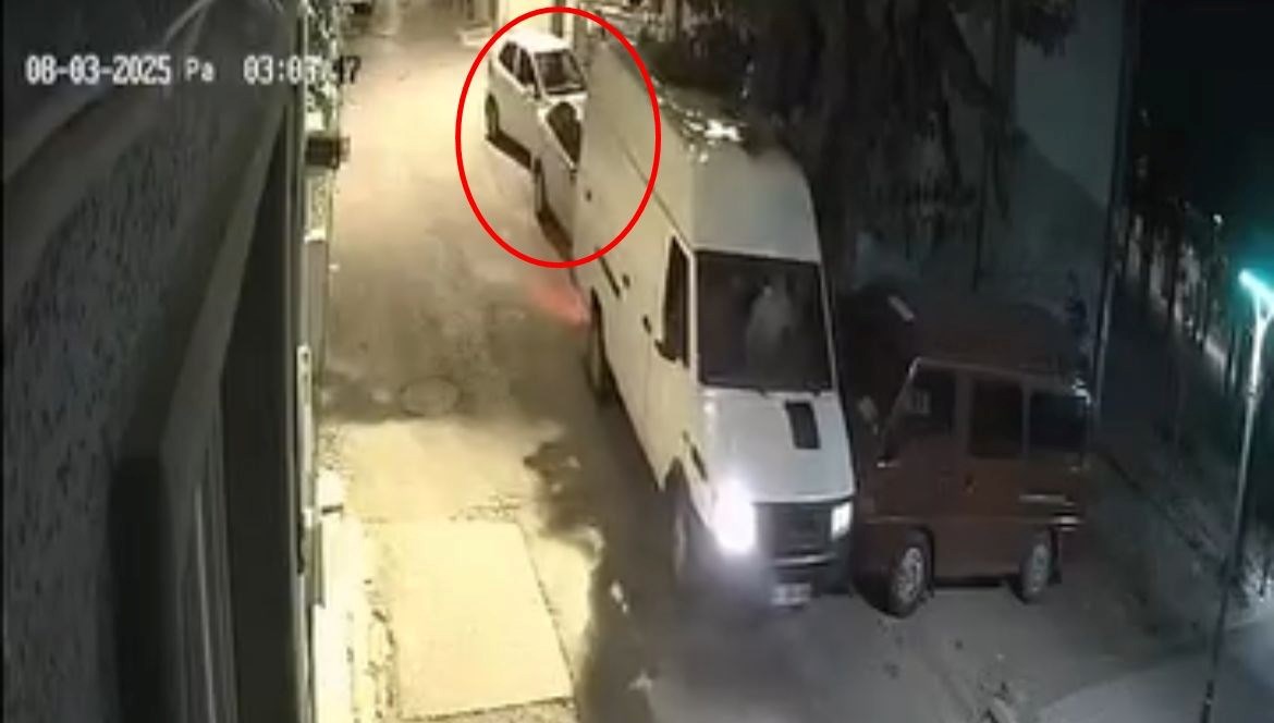 Minibüsüyle geri manevra yaparken, 2 otomobile çarpıp kaçtı;