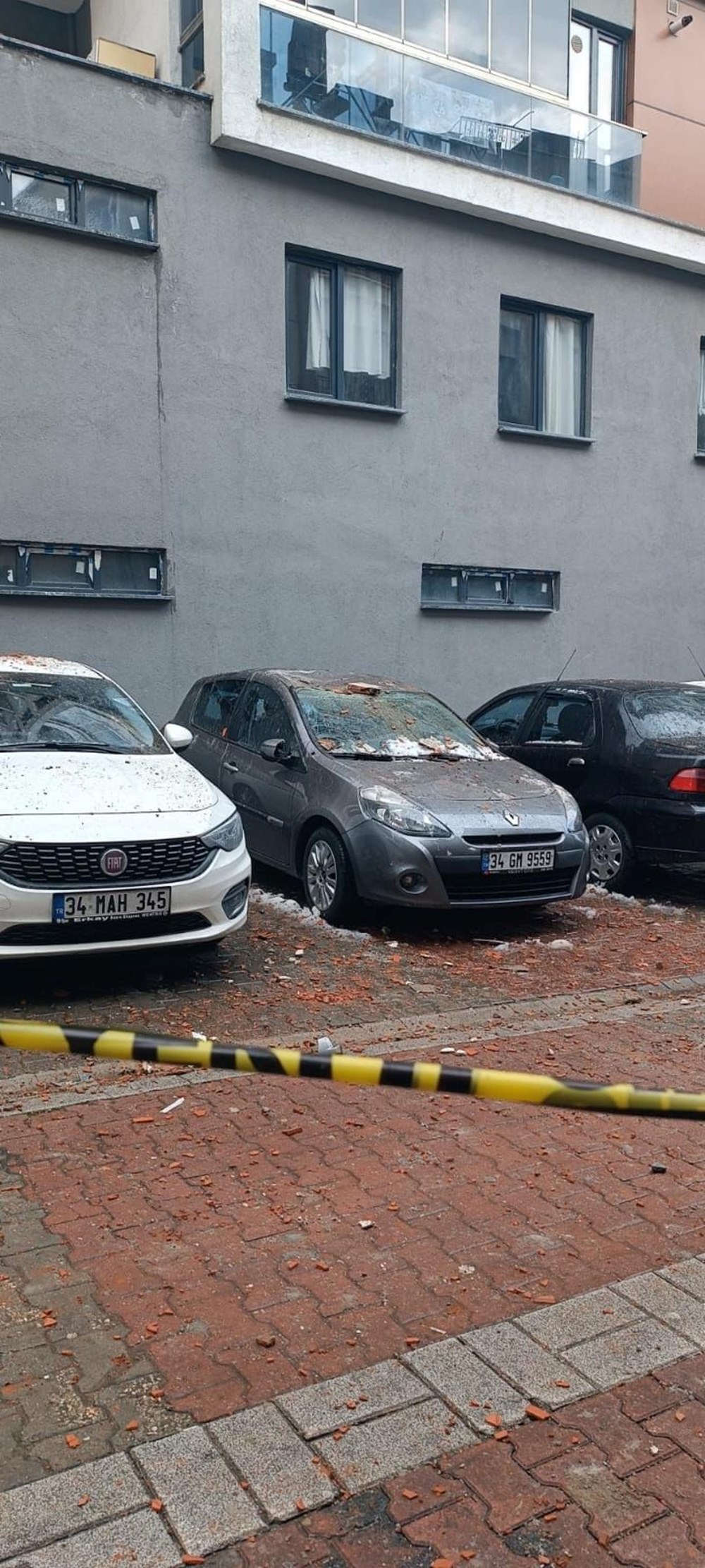 İstanbul'da 13 katlı binanın çatısına yıldırım düştü - 4