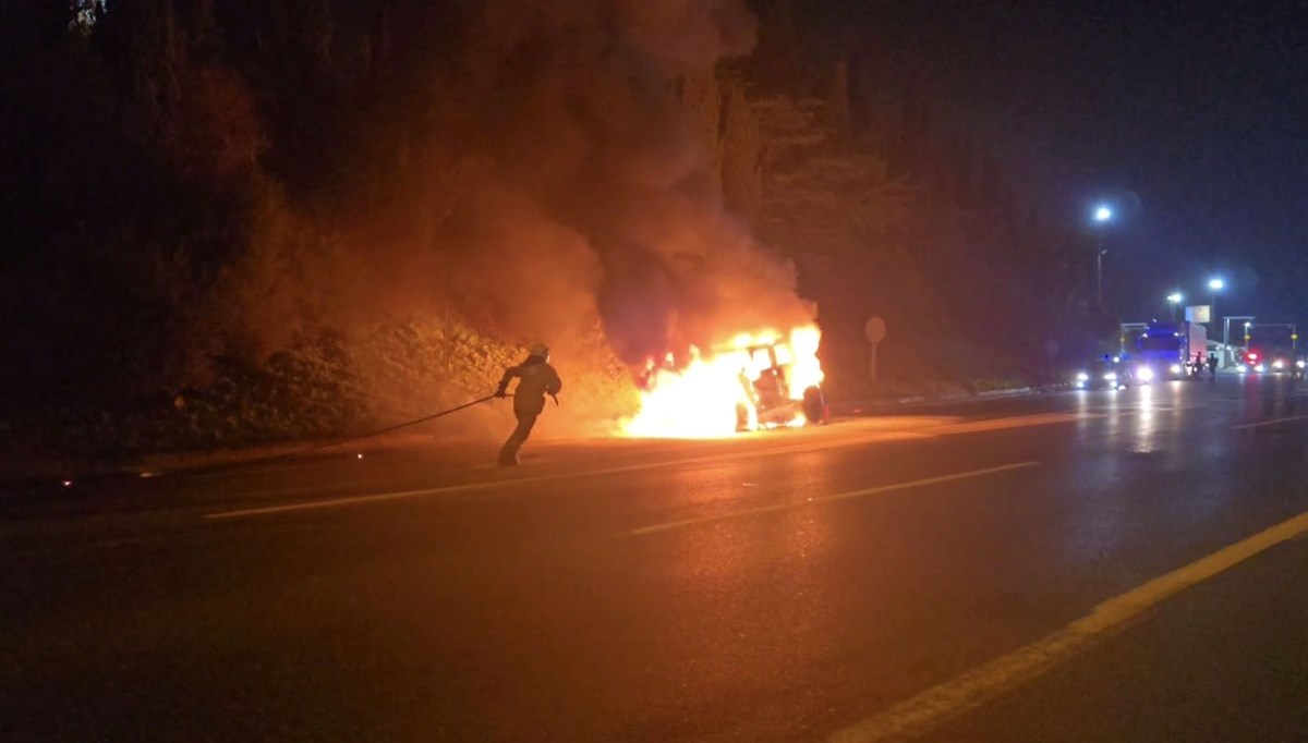 Ataşehir TEM Otoyolu'nda cip alev alev yandı Ataşehir TEM Otoyolu'nda cip alev alev yandı