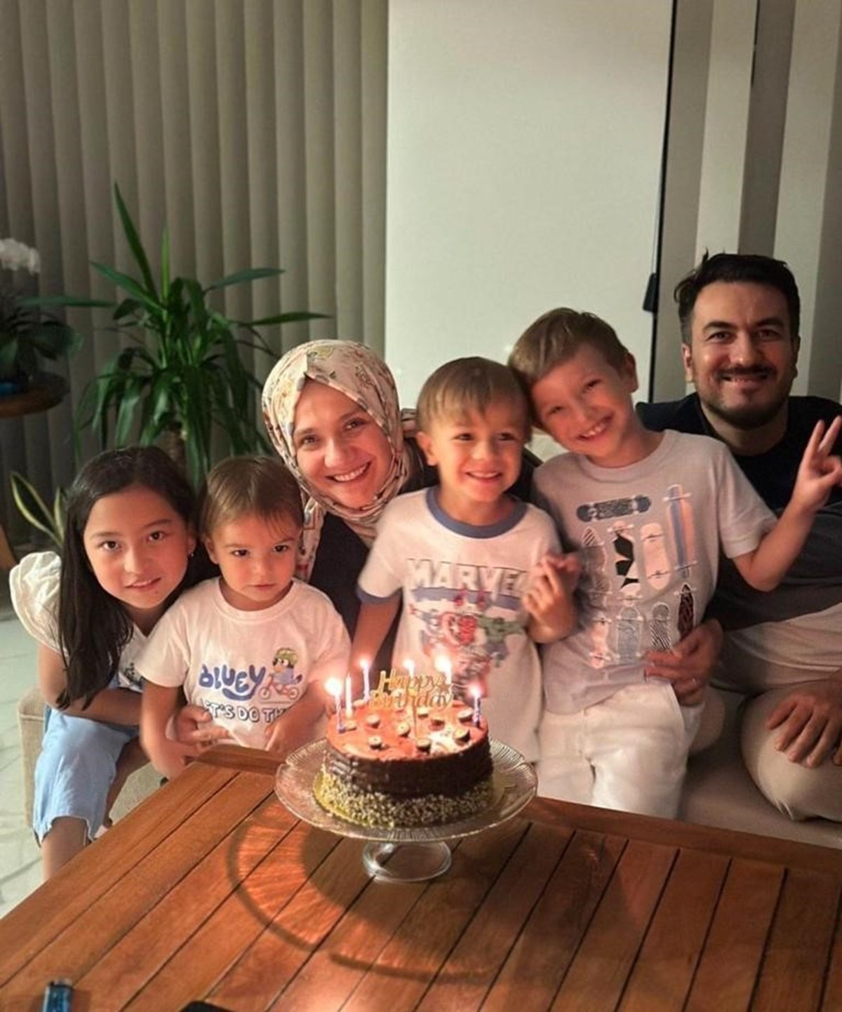 Zehra Sena ve Bilal Gültekin çiftinin, Uygur Türkü küçük bir kız çocuğunun koruyucu ailesi olduğu da ortaya çıkmıştı. Zehra Sena ve Bilal Gültekin çiftinin, Uygur Türkü küçük bir kız çocuğunun koruyucu ailesi olduğu da ortaya çıkmıştı.