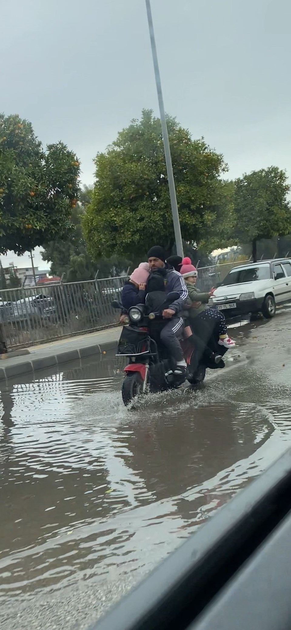 Motosiklette tehlikeli yolculuk: Altı kişi bindiler - 1