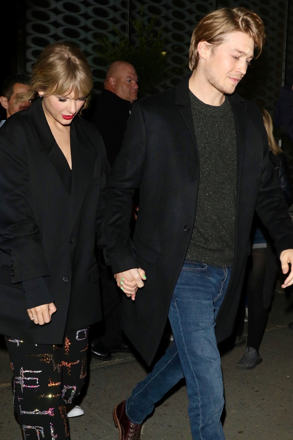 Grammy ödüllü şarkıcı Taylor Swift, Joe Alwyn ile gizlice nişanlandı - 1