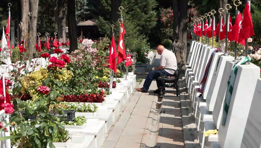 Şehit babaları, çocuklarına koştu