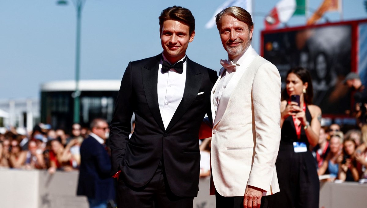 Mads Mikkelsen Venedik kırmızı halısına oğlu Carl Jacobsen Mikkelsen ile çıktı