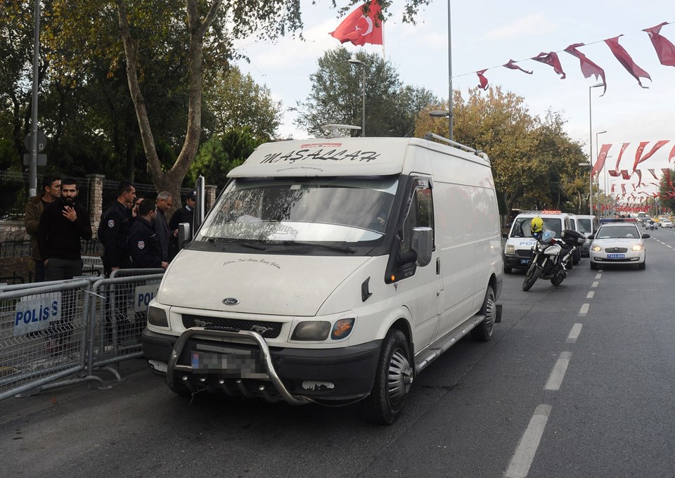 İstanbul Emniyet Müdürlüğü yakınında şüpheli araç paniği - 1