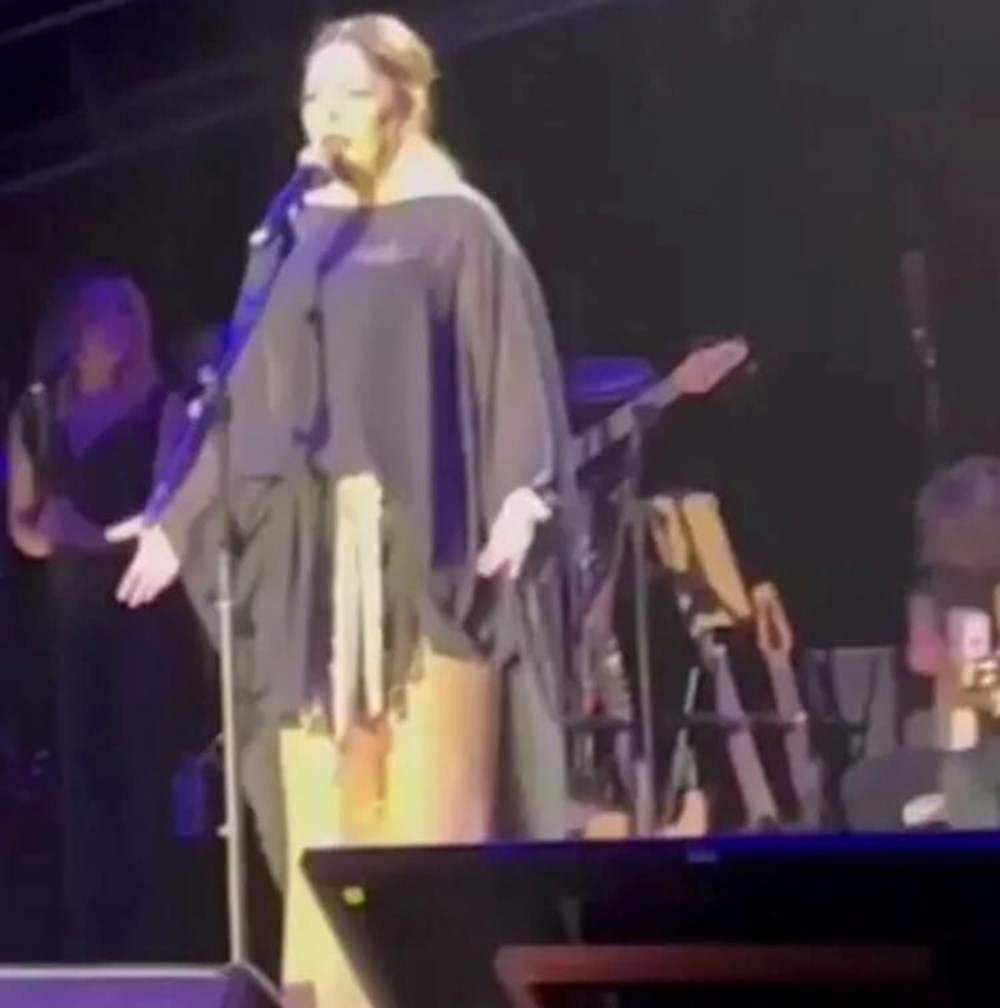 İzel korkuttu: Konserde bir anda yere yığıldı - 5