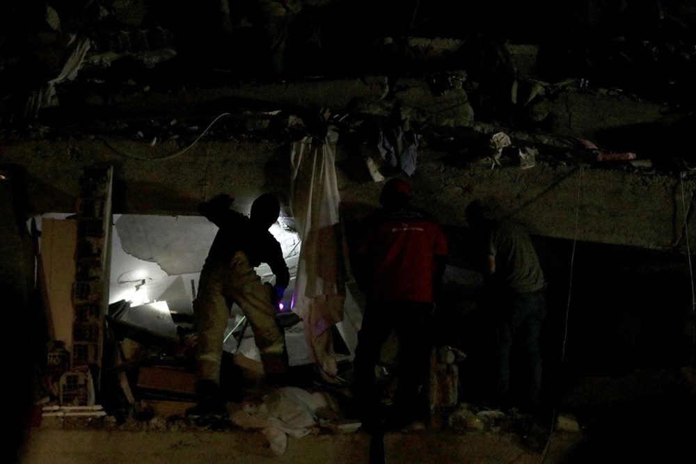 Enkaz altındakiler için zamana karşı yarış - 17