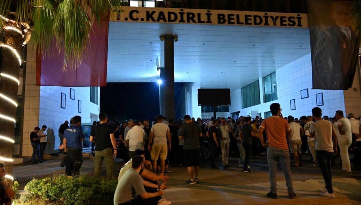 Osmaniye'de belediyeye taşlı saldırı