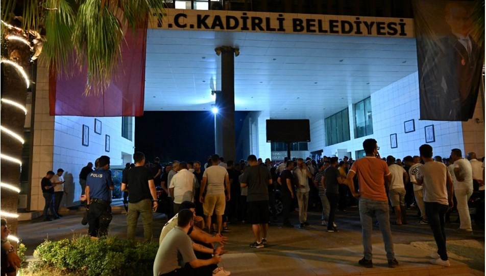 Osmaniye'de belediye binasına taşlı saldırı