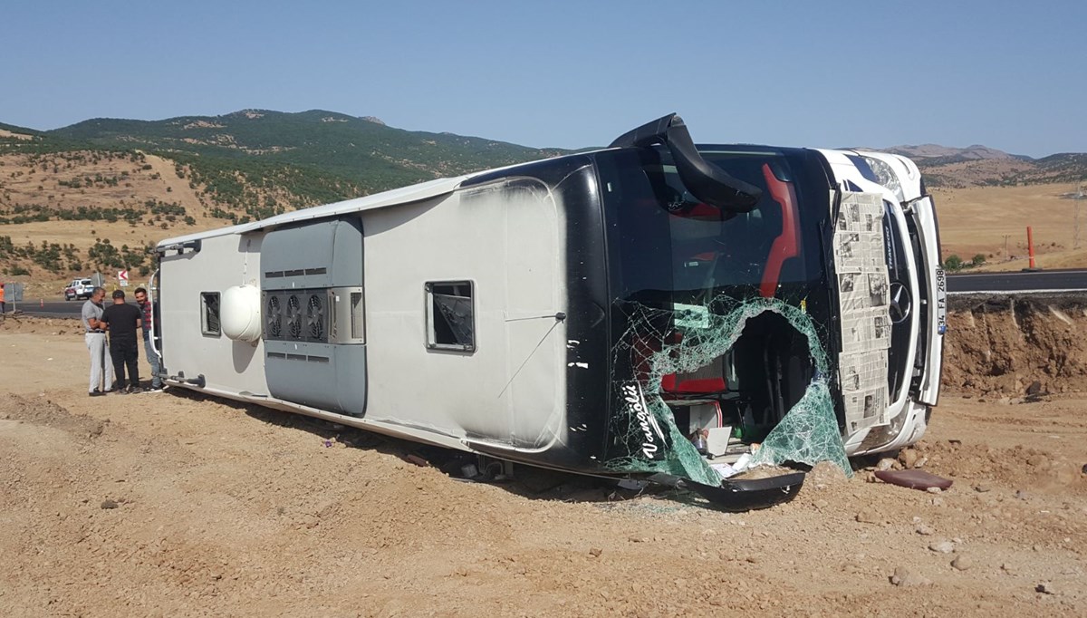 Bingöl'de yolcu otobüsünün devrildi: 14 yaralı