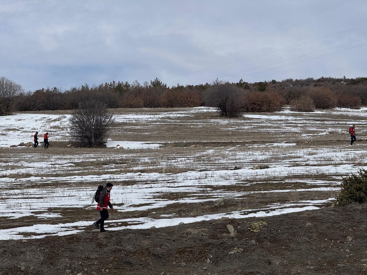 Çalışmalara 25 araç, bir iz takip köpeği, bir kadavra köpeği, su altı arama cihazları ve drone desteği sağlanıyor.