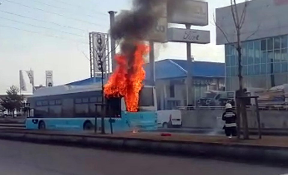 Belediye otobüsü alev alev yandı - 1
