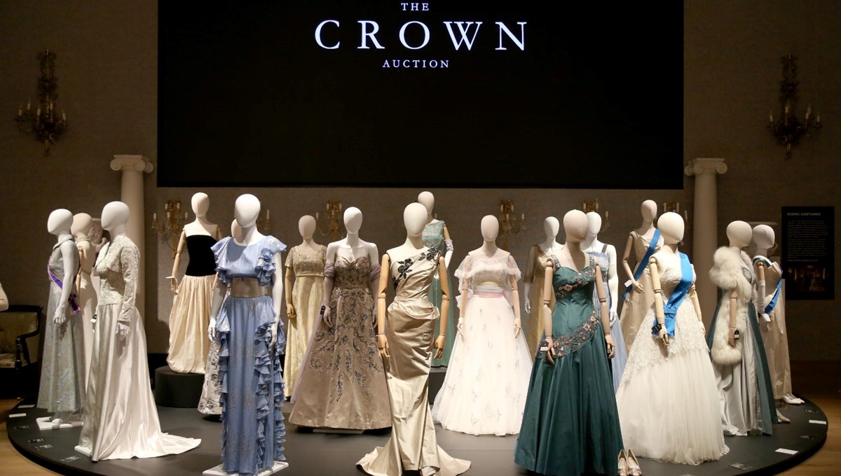 The Crown dizisinin kıyafetleri açık artırmayla satılıyor