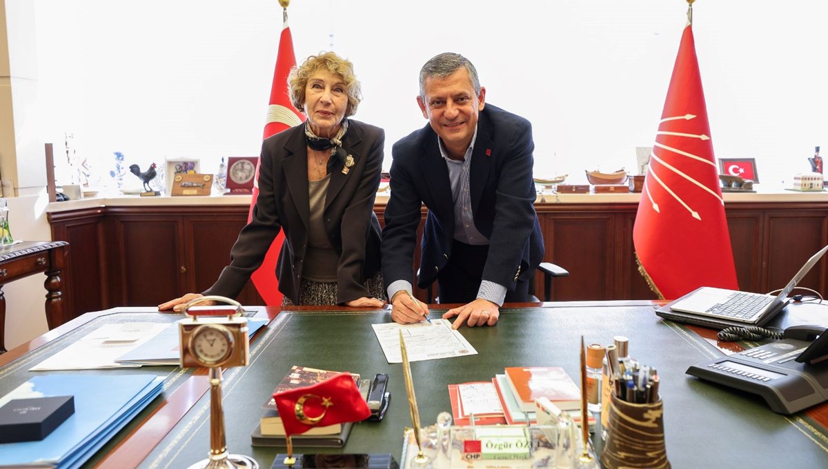 Ayşe Kulin CHP'ye katıldı, rozetini Özel taktı