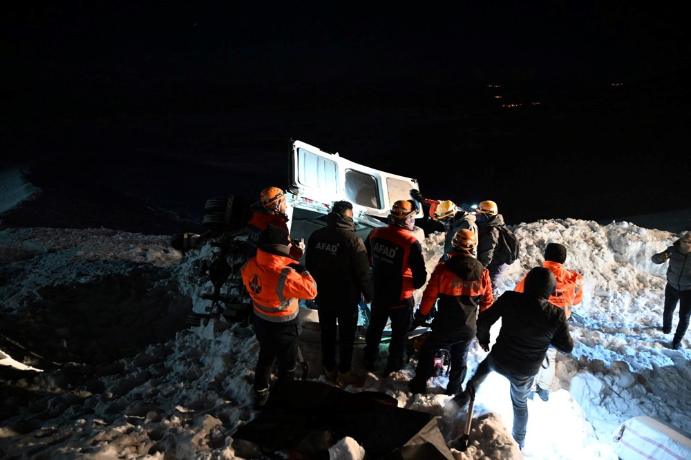 Van'da minibüsün üzerine çığ düştü: 1 ölü, 12 yaralı - 3