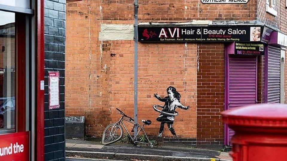 Banksy'nin hula hop çeviren kız eserindeki bisiklet çalındı - 2