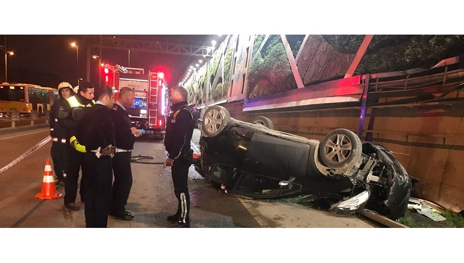 Kadıköy'de üst yoldan E-5'e uçan otomobilin sürücüsü öldü