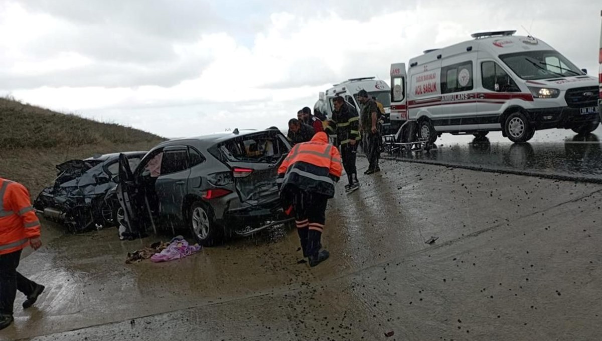 Aksaray'da 8 araç birbirine girdi: 5 yaralı Aksaray'da 8 araç birbirine girdi: 5 yaralı
