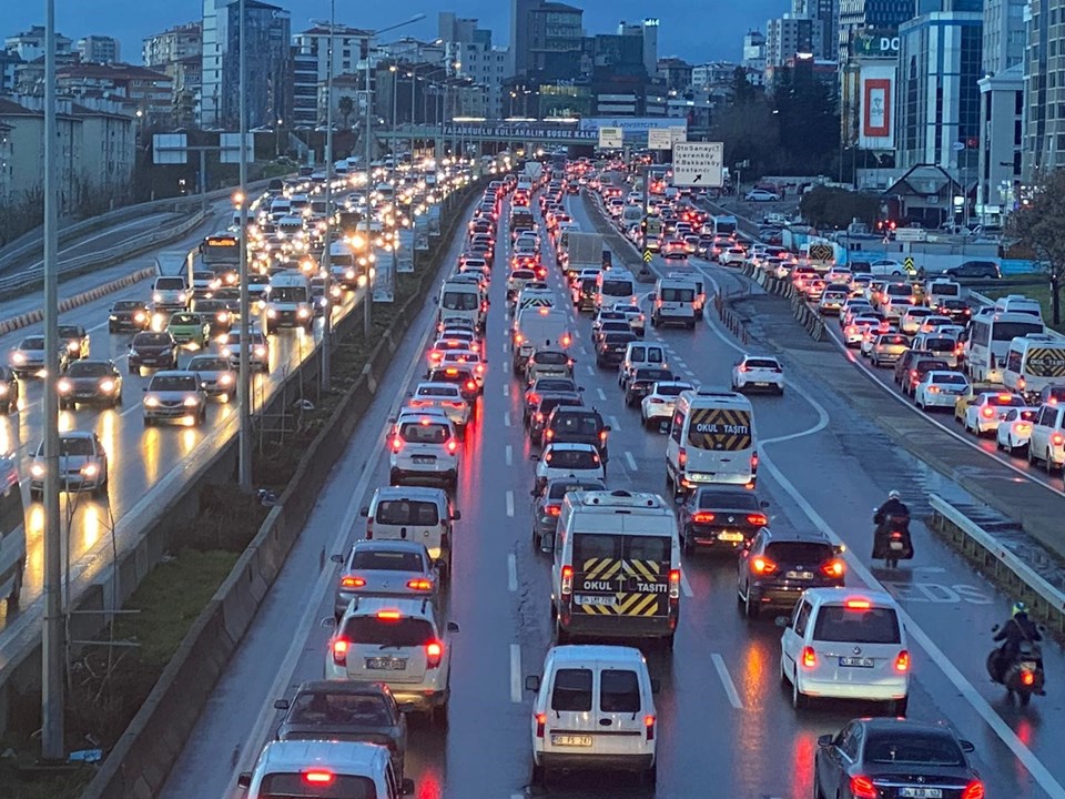 İstanbul trafiğinde yoğunluk - 1