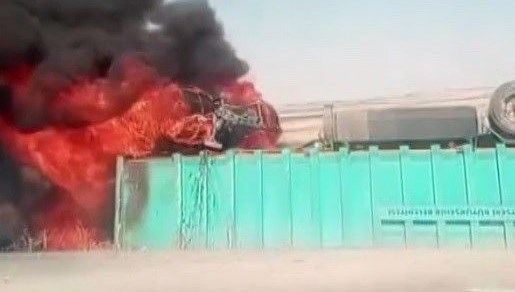 Yan yatan tır alev aldı