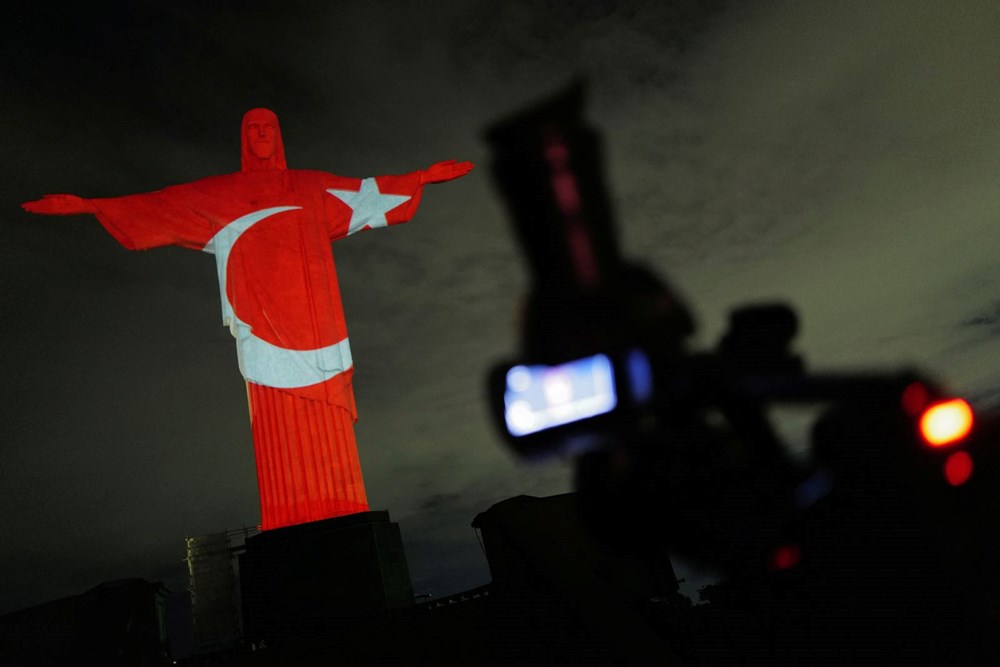 Brezilya'da Kurtarıcı İsa heykeli Türkiye ve Suriye'deki depremlerde hayatını kaybedenler anısına aydınlatıldı - 11
