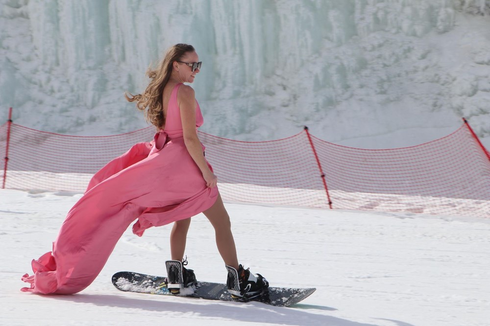 Rus turist Palandöken'de en sevdiği elbisesiyle buz dağına tırmandı - 5