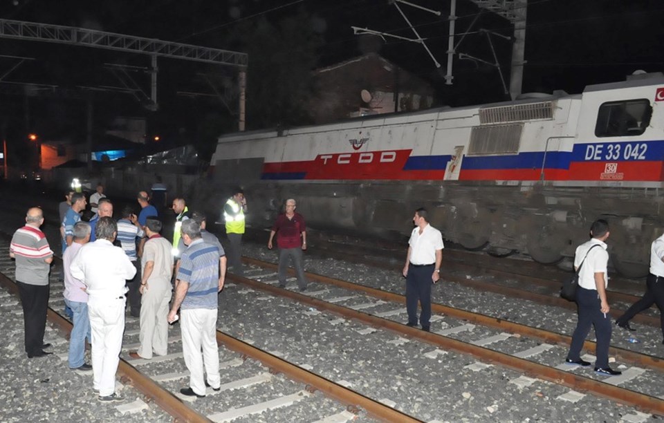 İzmir'de TCDD lokomotifi banliyö trenine çarptı - 1