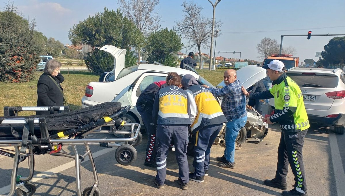 Kırmızı ışıkta bekleyen iki otomobile çarptı: 1 kişi yaralandı