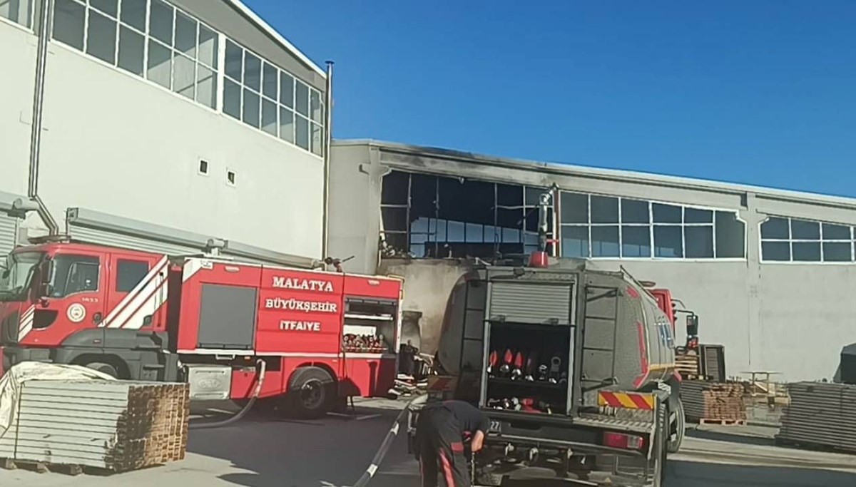 Malatya'da mobilya imalathanesinde yangın